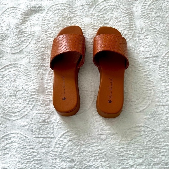 Gloria Vanderbilt: New Brown Leather Upper Wide Band, Sandals. Size 9 - Picture 6 of 8